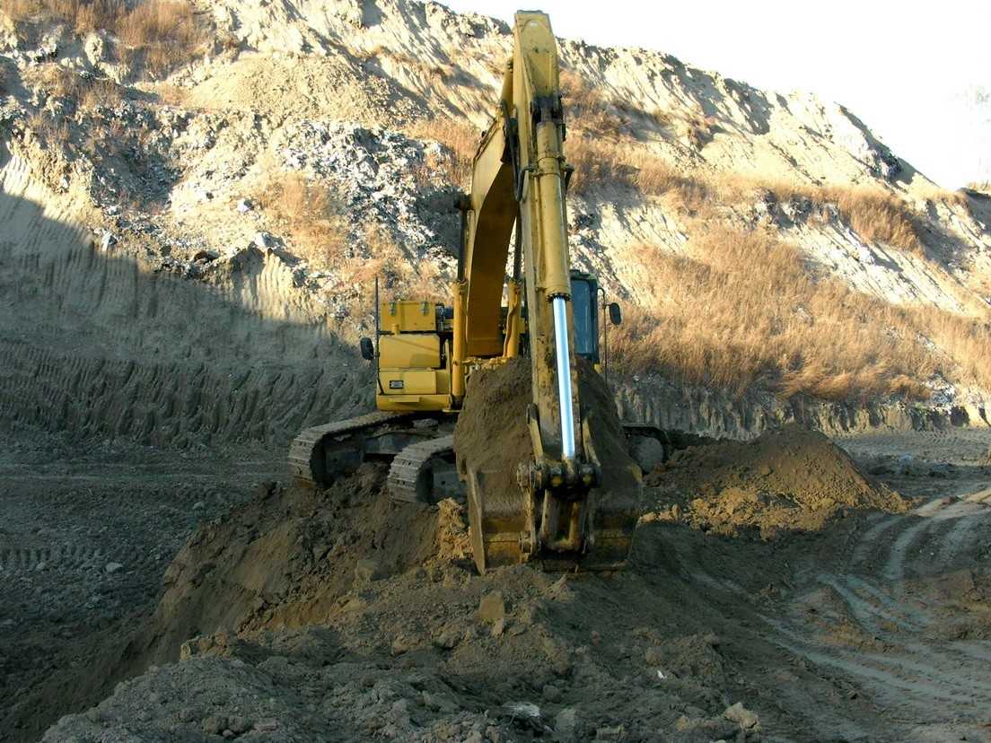 Выемка грунта разработка котлована при строительстве ТБО