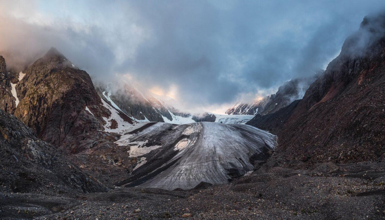 Рассвет панорамный вид на ледник Большой Актру