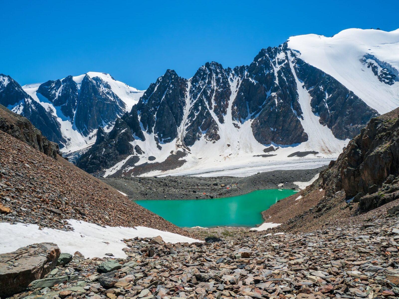 Удивительное чистое голубое горное озеро в долине Актру на Алтае