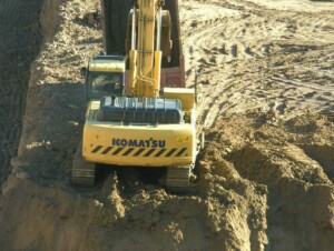 Экскаваторы KOMATSU копают котлован Выемка грунта разработка котлована 3
