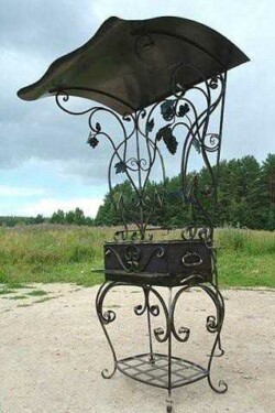 Малый уличный кованый мангал в с цветами под навесом Малый уличный кованый мангал в с цветами под навесом художественная ковка