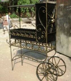Малый уличный кованый мангал в форме кареты Малый уличный кованый мангал в форме кареты художественная ковка