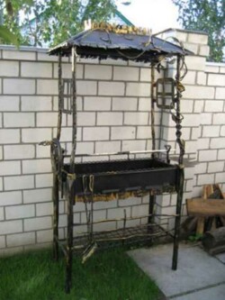Малый уличный кованый мангал с навесом Малый уличный кованый мангал с навесом художественная ковка