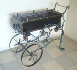 Малый уличный кованый мангал в форме повозки Малый уличный кованый мангал в форме повозки художественная ковка