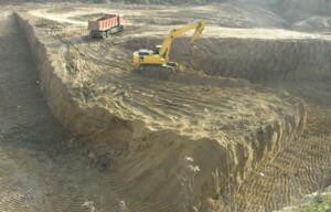 Экскаватор грузит грунт в самосвалы Выемка грунта, организация отвалов