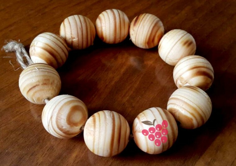 Антистресс сувенир, тренажер полезен при туннельном синдроме запястья, замена вредным привычкам. Изготовлен из эко материалов. Деревянные бусины 22мм, сосна, обработаны кокосовым маслом на джутовой нитке. Размещается в кассовой зоне, рекомендованная цена 190 рублей.